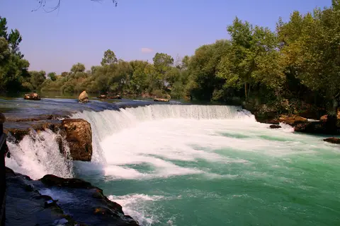 Manavgat Şelalesi'nde turkuaz suyun geniş ve alçak basamaktan akışı