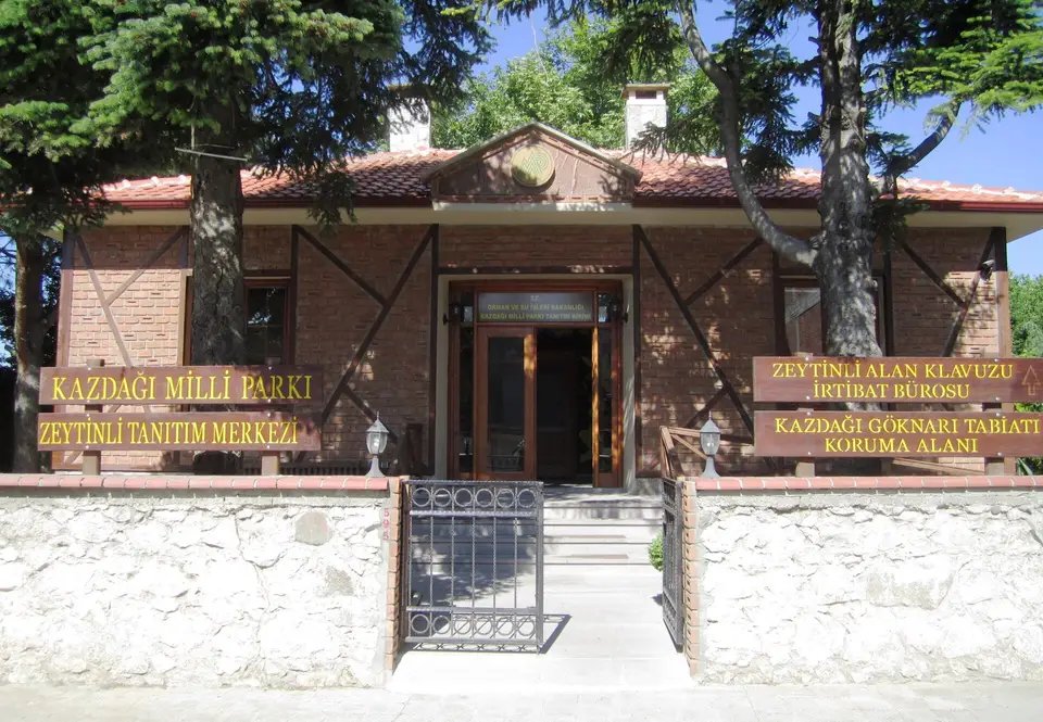 Kazdağı Milli Parkı'nın Zeytinli'deki tanıtım merkezi ve alan kılavuzu bürosu binası