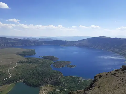 Nemrut Kalderası'nın içindeki geniş krater gölü ve çevresindeki volkanik yamaçlar