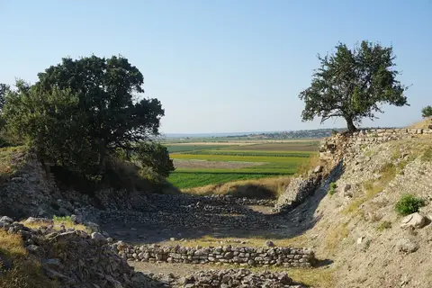Troya Tarihi Milli Parkı'nda Schliemann yarması, taş sur kalıntıları ve ovaya uzanan manzara