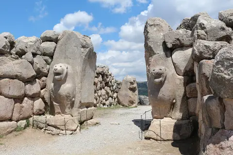 Boğazköy - Alacahöyük Milli Parkı'nda Hattuşa'nın iki yanı aslan heykelli Aslanlı Kapısı