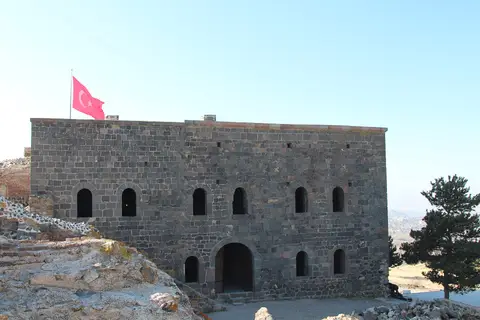 Nene Hatun Tarihi Milli Parkı'nda kayalık tepe üzerindeki taş tabya ve Türk bayrağı