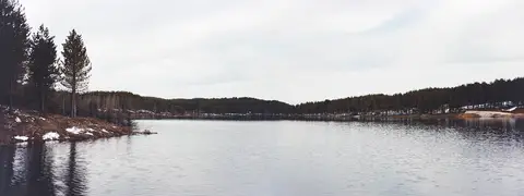 Akdağ Milli Parkı çevresinde çam ormanıyla çevrili durgun gölet