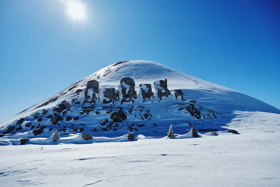 Nemrut Dağı Milli Parkı'nda karla kaplı tümülüs ve zirvedeki dev taş heykeller