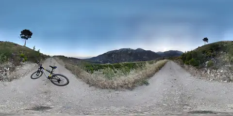 Spil Dağı'nda dağlara uzanan toprak yol ve kenarında bisiklet, geniş açı görüntü