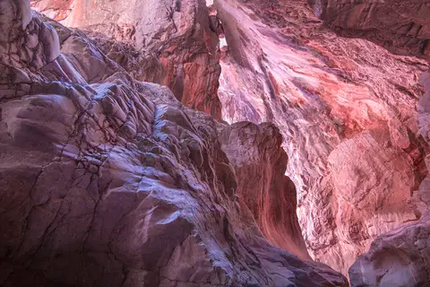 Saklıkent Kanyonu'nda suyun aşındırdığı pembe ve mor tonlu kaya duvarlar