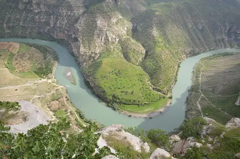 Botan Vadisi'nde derin kıvrımlar çizen turkuaz renkli Botan Çayı