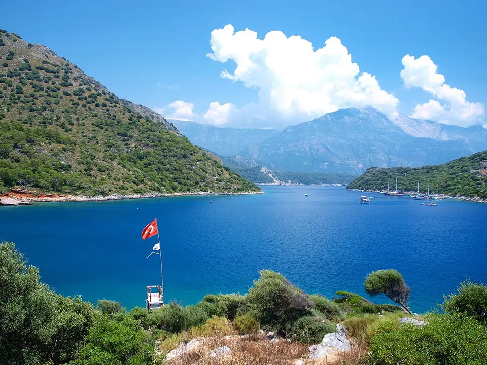 Fethiye - Kaş Deniz Milli Parkı kıyısında, Gemiler açıklarında yatların demirlediği koy ve çam kaplı tepeler