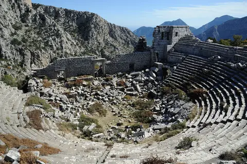 Güllük Dağı - Termessos Milli Parkı'nda dağların arasındaki antik tiyatro kalıntısı