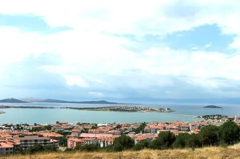 Ayvalık Adaları Tabiat Parkı çevresinde kıyı yerleşimi, koy ve adalar
