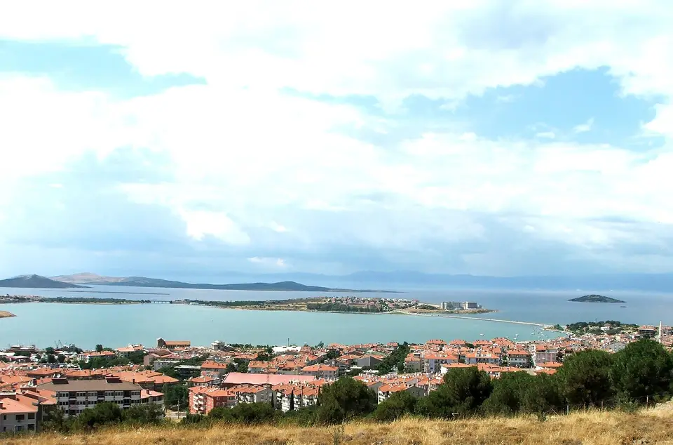 Ayvalık Adaları Tabiat Parkı çevresinde kıyı yerleşimi, koy ve adalar