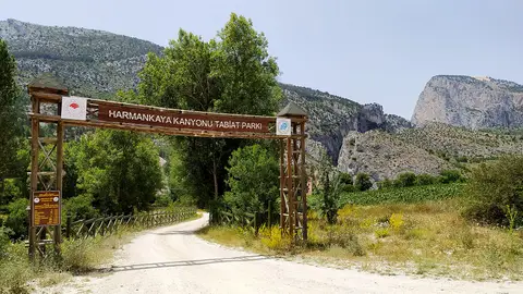 Harmankaya Kanyonu Tabiat Parkı'nın ahşap giriş kapısı ve arkadaki kayalık kanyon duvarları