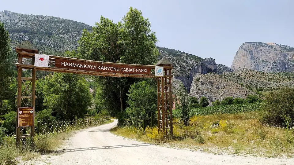 Harmankaya Kanyonu Tabiat Parkı'nın ahşap giriş kapısı ve arkadaki kayalık kanyon duvarları