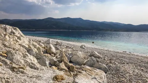 Salda Gölü'nün beyaz kayalık kıyısı ve turkuaz suyu