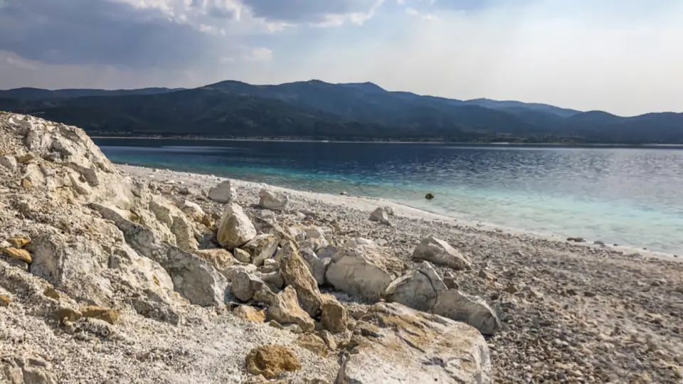 Salda Gölü'nün beyaz kayalık kıyısı ve turkuaz suyu