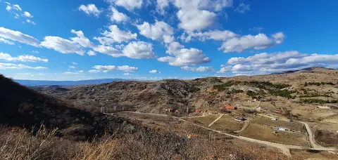 Sıklık Tabiat Parkı çevresinde bulutlu gökyüzü altında köy ve tepeler