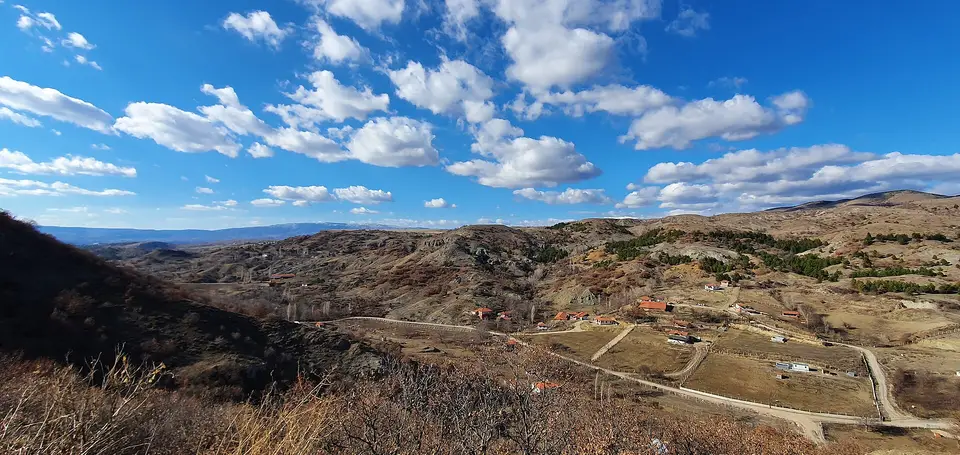 Sıklık Tabiat Parkı çevresinde bulutlu gökyüzü altında köy ve tepeler