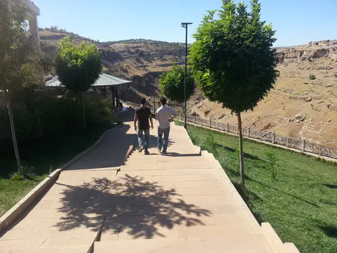Eğil Peygamberler Tabiat Parkı'nda ağaçlıklı yürüyüş yolu ve kayalık vadi