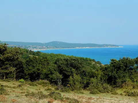 Danişment Tabiat Parkı'ndan makilik tepeler ve uzanan mavi deniz kıyısı