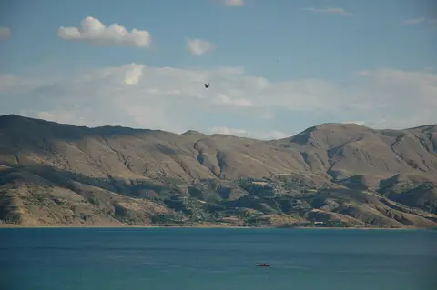 Hazar Gölü ve ardındaki Hazar Baba Dağı'nın çıplak yamaçları