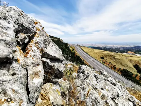 Belen Geçidi'nde kireçtaşı kayaların yanından inen yol ve aşağıdaki ova