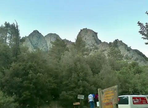 Yazılı Kanyon Tabiat Parkı'nda ormanın üzerinde yükselen sivri kayalıklar