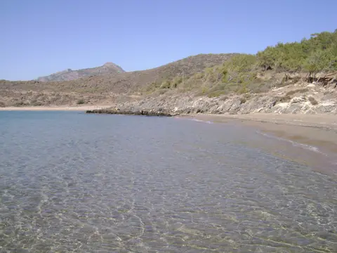 Aydıncık Tabiat Parkı'nda sığ ve berrak deniz, kumsal ve makilik tepeler