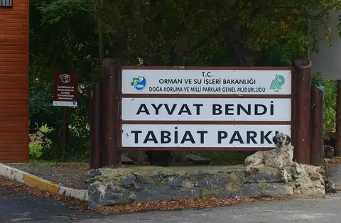 Ayvatbendi Tabiat Parkı girişindeki Doğa Koruma ve Milli Parklar tabelası