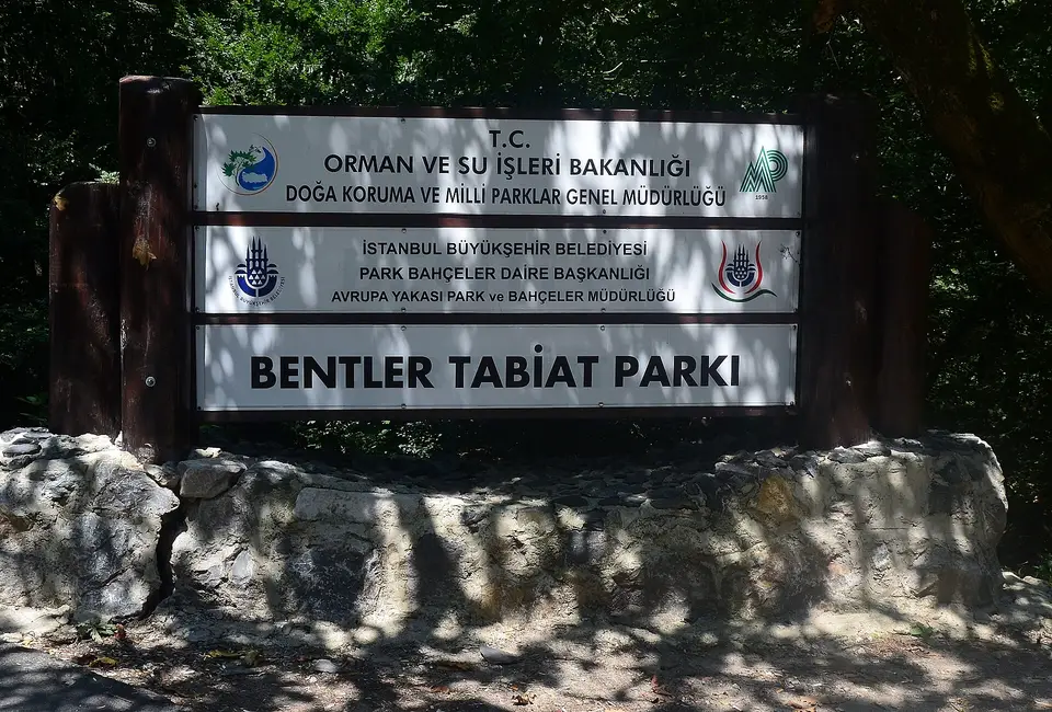 Bentler Tabiat Parkı girişinde taş kaide üzerindeki park tabelası