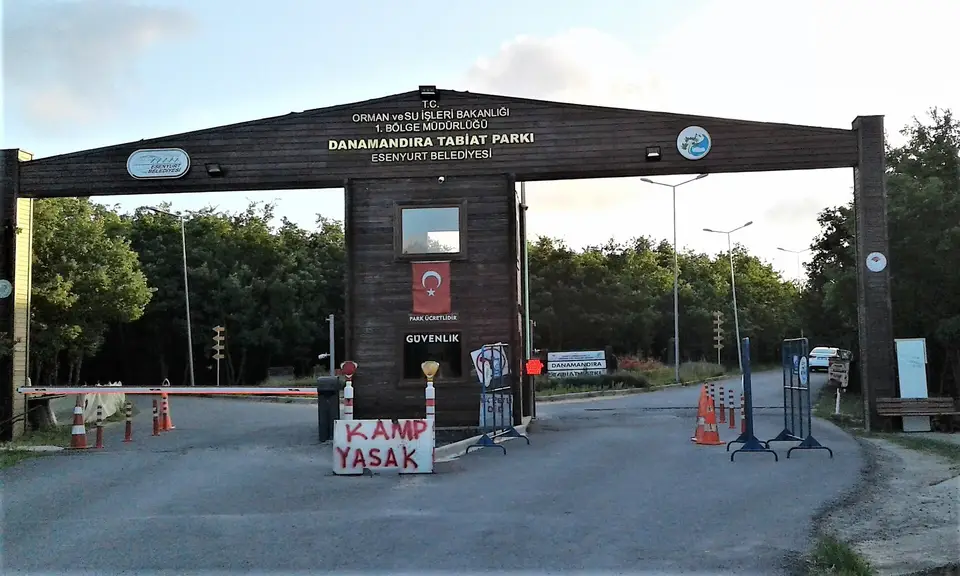 Danamandıra Tabiat Parkı'nın ahşap giriş kapısı ve bariyer