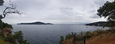Dilburnu Tabiat Parkı'ndan bulutlu bir günde deniz ve karşıdaki ada