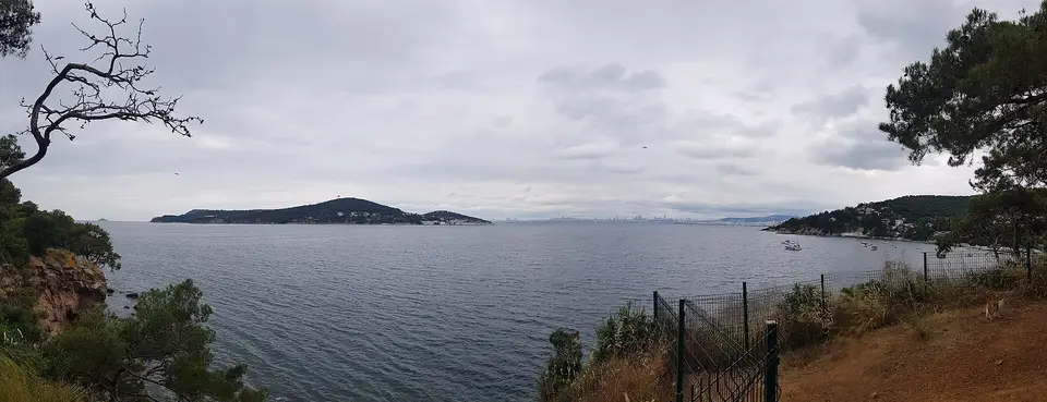 Dilburnu Tabiat Parkı'ndan bulutlu bir günde deniz ve karşıdaki ada