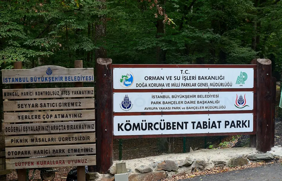 Kömürcübent Tabiat Parkı girişindeki park tabelası ve kurallar levhası