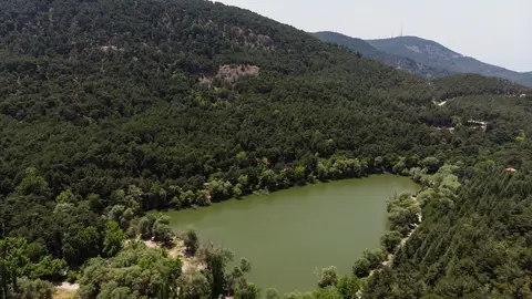 İzmir Karagöl'ün çam ormanlı yamaçlar arasındaki yeşil suyu, havadan görünüm