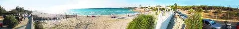 Tanay çevresinde kumsal, şemsiyeler ve turkuaz deniz