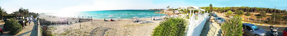 Tanay çevresinde kumsal, şemsiyeler ve turkuaz deniz