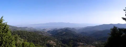 Yamanlardağı Tabiat Parkı'ndan ormanlı sırtlar ve uzakta İzmir körfezine bakış