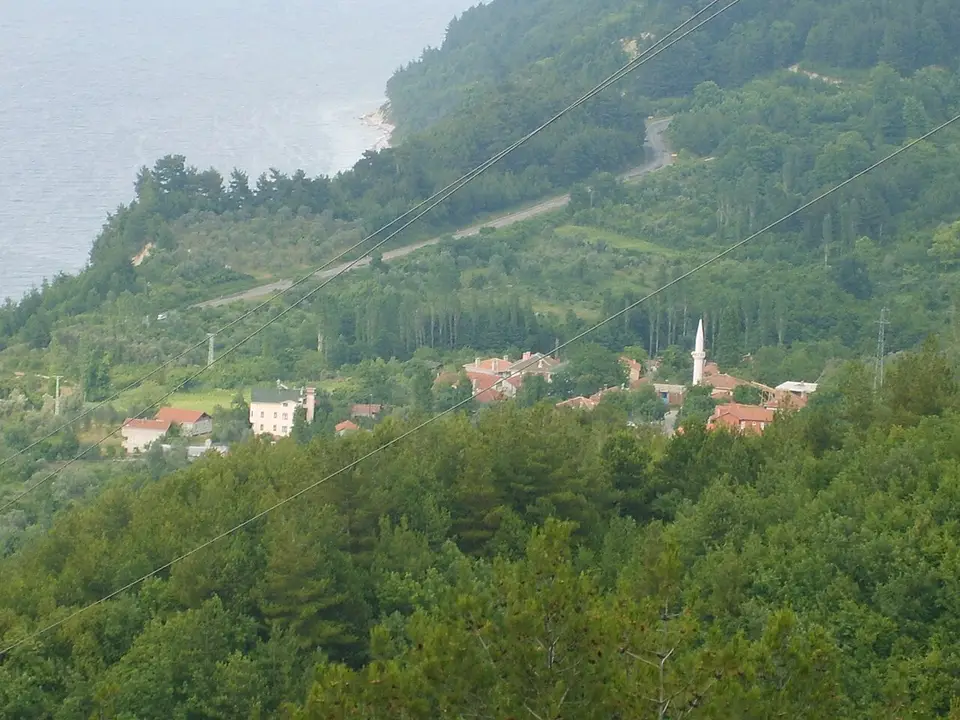Yeşilyuva çevresinde ormanlı yamaçlar ve köy evleri