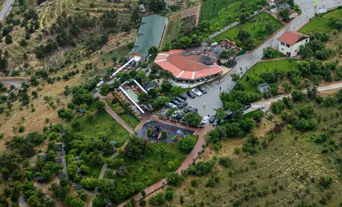 Akyokuş Tabiat Parkı'ndaki sosyal tesis ve çevresindeki ağaçlık alan, havadan görünüm