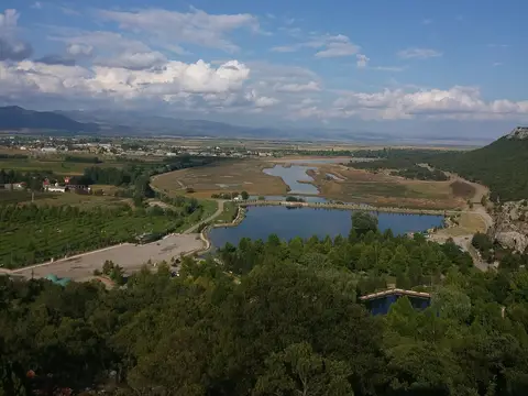 Kuğulu Tabiat Parkı'nda gözetleme kulesinden göletler ve ova