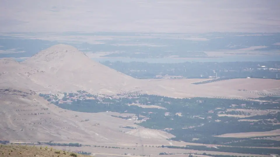 Beydağı'ndan pus içinde tepeler ve Malatya ovasına bakış
