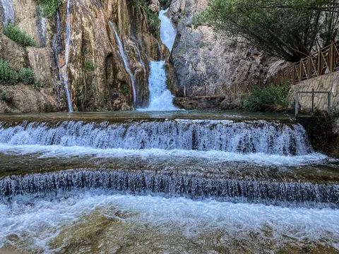 Günpınar Şelalesi'nin kayalık kanyondan basamaklar hâlinde dökülmesi