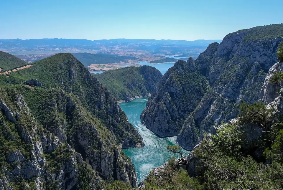 Şahinkayası Kanyonu'nun dik ormanlı duvarları arasından akan turkuaz su