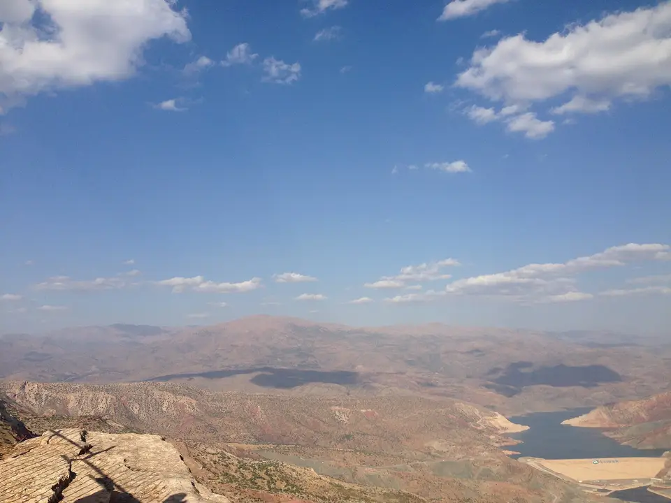 Tillo Tabiat Parkı'ndan kurak dağlar arasındaki vadi ve baraj gölü
