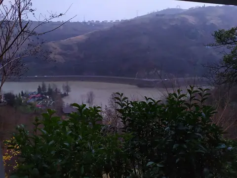 Sera Gölü'nde yağmurlu bir günde göl ve ormanlı yamaçlar