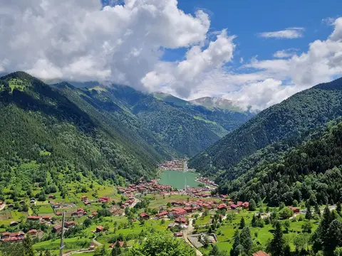 Uzungöl'ün ormanlı dik yamaçlarla çevrili vadisi, göl ve kıyıdaki yerleşim