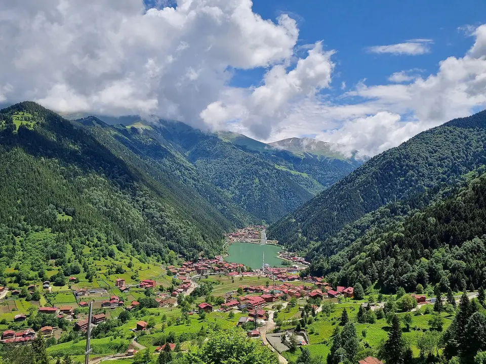 Uzungöl'ün ormanlı dik yamaçlarla çevrili vadisi, göl ve kıyıdaki yerleşim