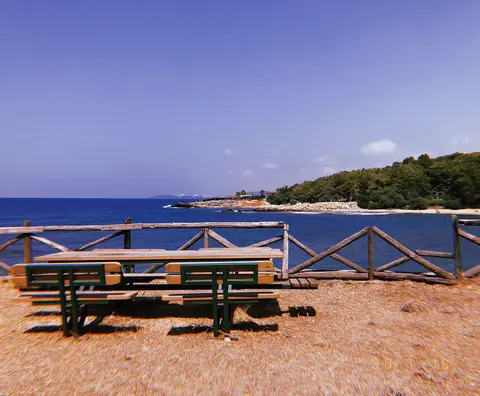İncekum Tabiat Parkı'nda denize bakan ahşap piknik masaları
